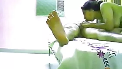 बूढ़ी सेक्सी वीडियो मूवी हिंदी में औरत अपने अवकाश पर हस्तमैथुन करती है