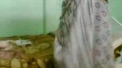 एक युवा लड़की का शोषण हिंदी में सेक्सी मूवी फिल्म और उसके चेहरे पर समाप्त