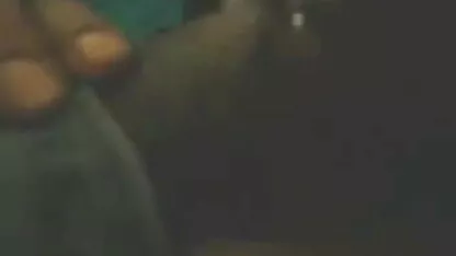 एक मामूली सेक्सी वीडियो में हिंदी मूवी लड़की सावधानी से अपने कुत्ते को मारती है