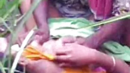 संतुष्ट आदमी सह उसके गोरा सेक्सी वीडियो में हिंदी मूवी के पेट पर