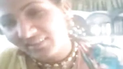 एक लाल विग में मेकअप शमर ने वीडियो हिंदी में सेक्सी मूवी फिल्म पर हस्तमैथुन करने का फैसला किया
