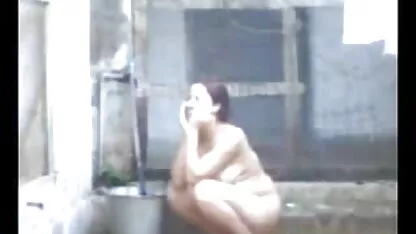 नेस्टी सेक्सी मूवी वीडियो में सेक्सी के साथ बाथरूम में blowjob