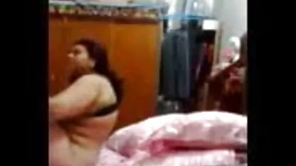 एक सेक्सी वीडियो हिंदी मूवी में आदमी एक डिल्डो के सुख का अनुभव करने के लिए एक सुंदरता की मदद करता है