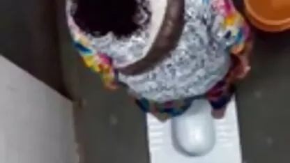 मोटी लड़की ने स्वेच्छा से उसकी बालों वाली चूत में ऊँगली हिंदी में फुल सेक्सी मूवी की