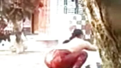 चार नायकों ने एक सेक्सी हिंदी मूवी वीडियो में वेश्या की चुदाई की