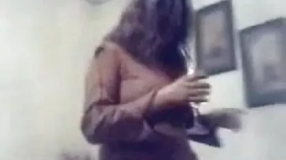 मूलतो कोनी फेरारा ने सोफे पर सेक्सी मूवी एचडी हिंदी में आत्मसमर्पण किया