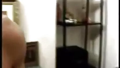 अंडरवियर का प्रदर्शन किया और खुद को हिंदी फिल्म सेक्सी एचडी में एक आदमी को दे दिया
