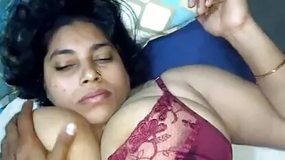 फूलों के साथ बाथरूम में मुनरो सेक्सी मूवी वीडियो में सेक्सी