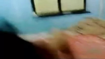 गोल हाथ वाली लड़की एक नितंब सेक्सी फिल्म मूवी में में लुढ़क गई
