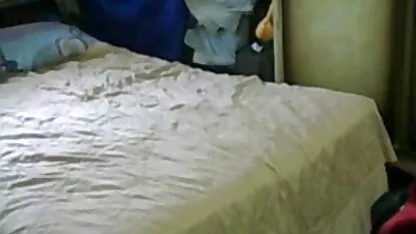दोस्त एक कराहती हुई बच्ची को चोदता है और फोन कैमरे पर सेक्स सेक्सी मूवी वीडियो हिंदी में करता है