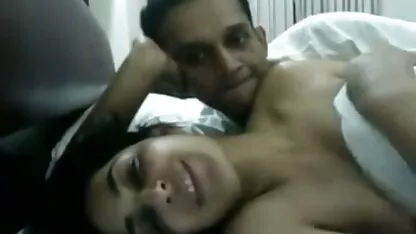 जोर से कराह रही लड़की के साथ एक किशोरी का हिंदी में सेक्सी मूवी घर का बना धमाका