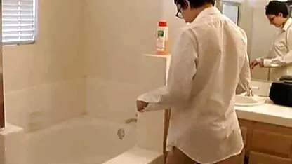 स्लिम गोरा ने सेक्सी मूवी दिखाओ हिंदी में क्लाइंट के कमरे को साफ किया