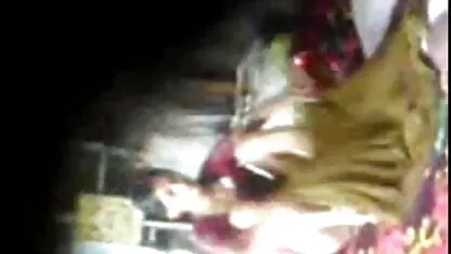 मैंने उसकी सेक्सी में हिंदी मूवी तरफ देखा और उत्तेजित हो गया