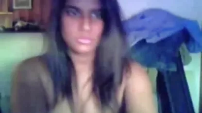 किसी सेक्सी हिंदी मूवी वीडियो में सदस्य की सेवा के लिए हाथ