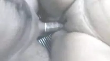 स्वेता सेक्स मूवी एचडी में अपने पैरों को फैलाती है और रसोई में एक आदमी को चोदती है