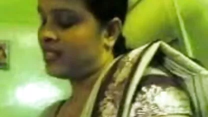 भाई एक घुंघराले काले महिला की आवाज़ में आया सेक्सी फिल्म मूवी में