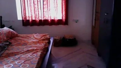 सफेद दास सेक्सी फिल्म मूवी में एशियाई मालकिन को प्रसन्न करता है