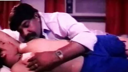 वह लड़का अपनी छोटी प्रेमिका सेक्सी मूवी मूवी हिंदी में के पास आया और उसे बिस्तर पर लिटा दिया