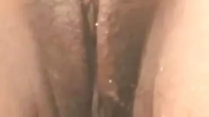 दरवाजे पर जांबाज, सेक्सी हिंदी मूवी में एक श्यामला उसके शरीर की जांच करती है