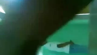 एक आदमी बरामदे में एक बढ़ी हुई लड़की को सेक्स मूवी एचडी में मारता है