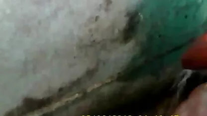 दाना वेस्पोली अपने प्रेमी के दोस्त के सामने एक तख्ती लिए सो फुल सेक्सी मूवी वीडियो में रहा था