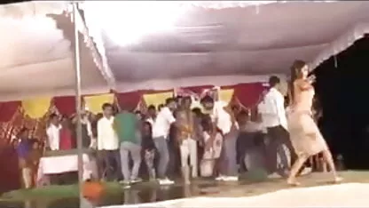 युवा प्रेमी गले मिलता है सेक्सी हिंदी मूवी वीडियो में