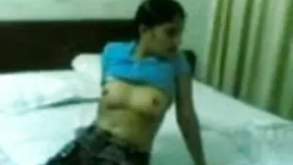 शाही सेक्सी मूवी फुल एचडी हिंदी में लड़की अपनी युवा गर्लफ्रेंड पर हावी है