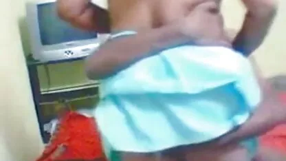 सैडी स्वेड के सेक्सी मूवी हिंदी में वीडियो पास खुद एक छोटा डिल्डो है