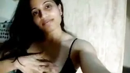 बड़ा काला हिंदी में सेक्सी पिक्चर मूवी आदमी एक पतली सफेद चिक को रगड़ता है
