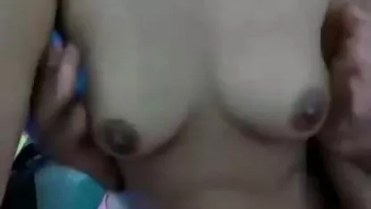 दो लोगों के लिए एक वेश्या - फिर भी वह निप्पल! हिंदी में सेक्सी मूवी वीडियो