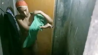 एक शर्मीली महिला के साथ कोमलता से भरा सेक्स जो उसके बड़े स्तन से शर्माता सेक्सी में हिंदी मूवी है